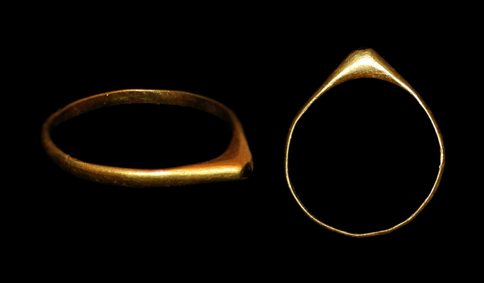 Medieval - Gold Stirrup Ring with Garnet Cabochon