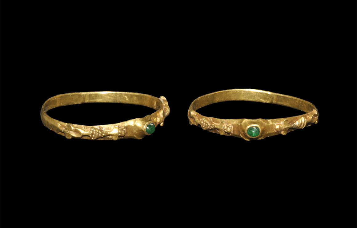 Medieval Gold and Emerald Ring with Decorated Shoulders
