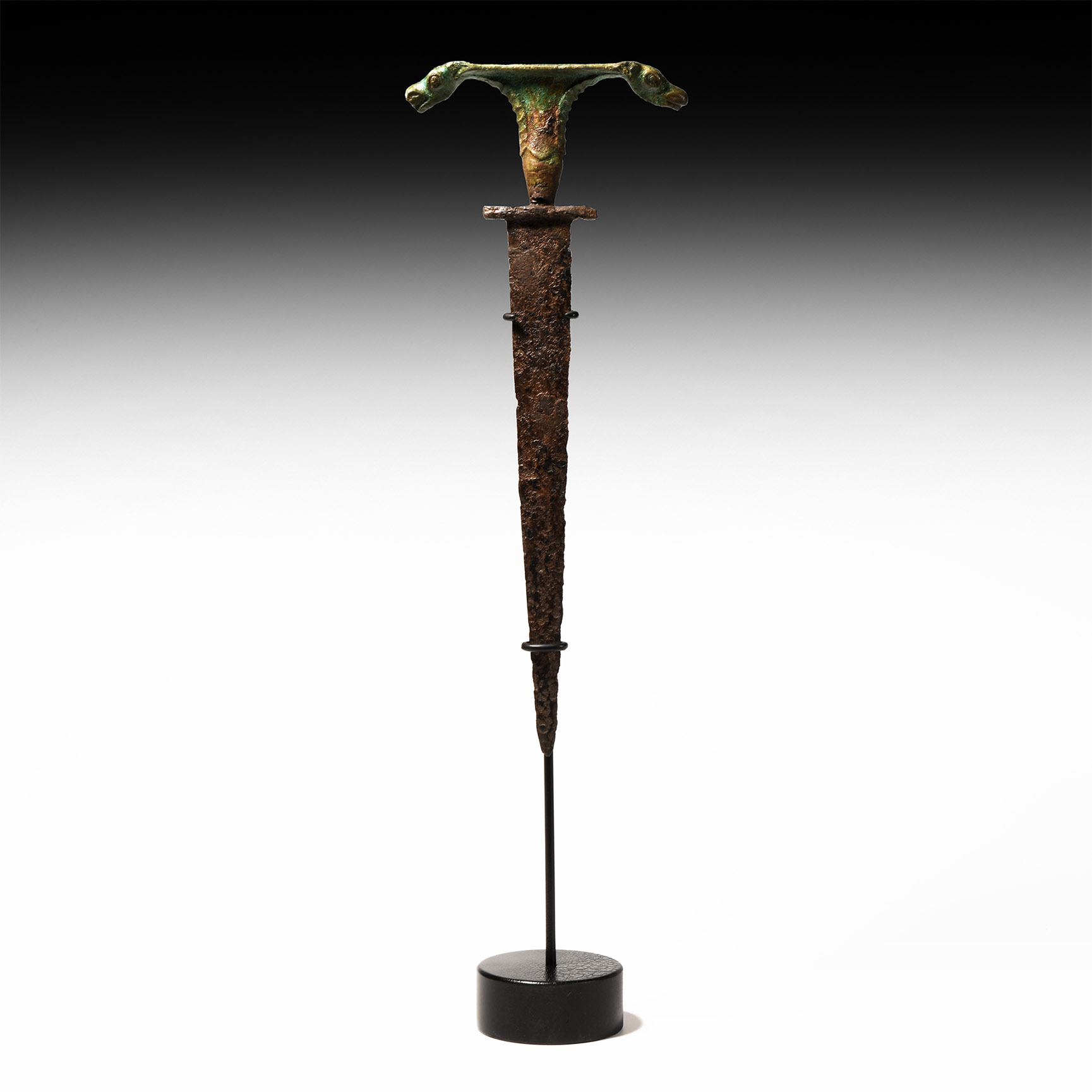 Heniochi Dagger with Beast Heads