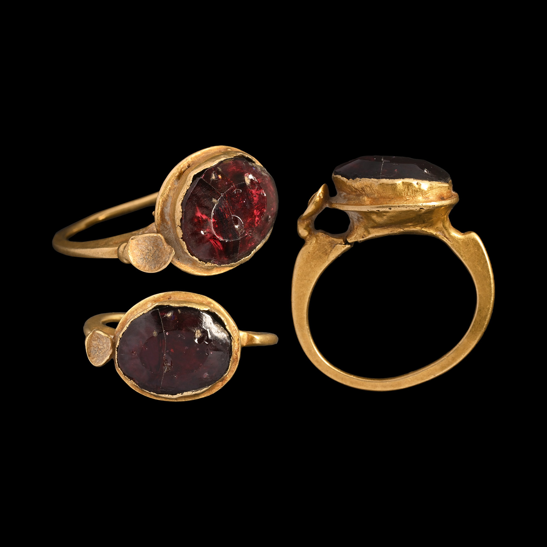 Sassanian Gold Ring with Garnet Gemstone
