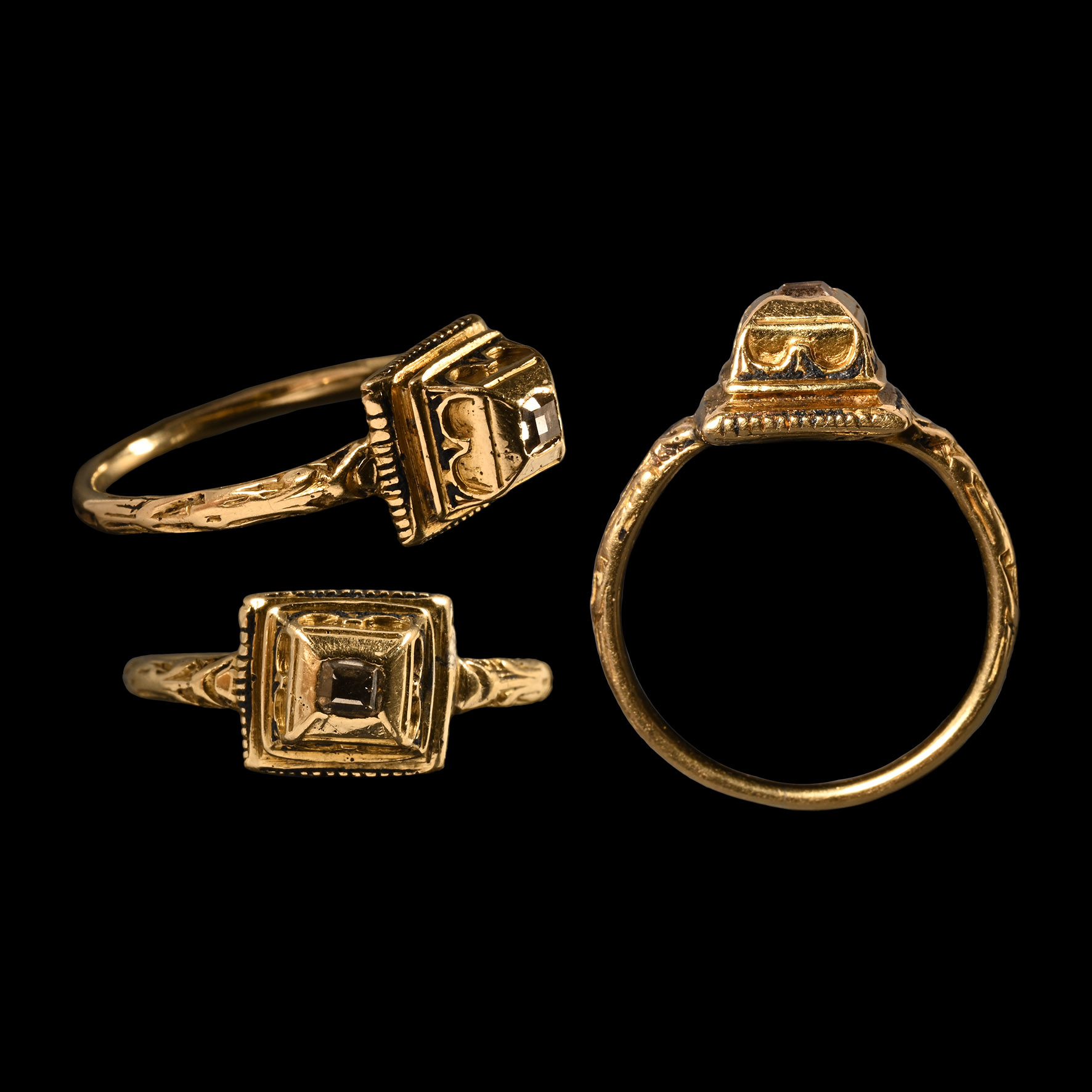 Renaissance Gold Ring with a High-Quality Facetted Diamond