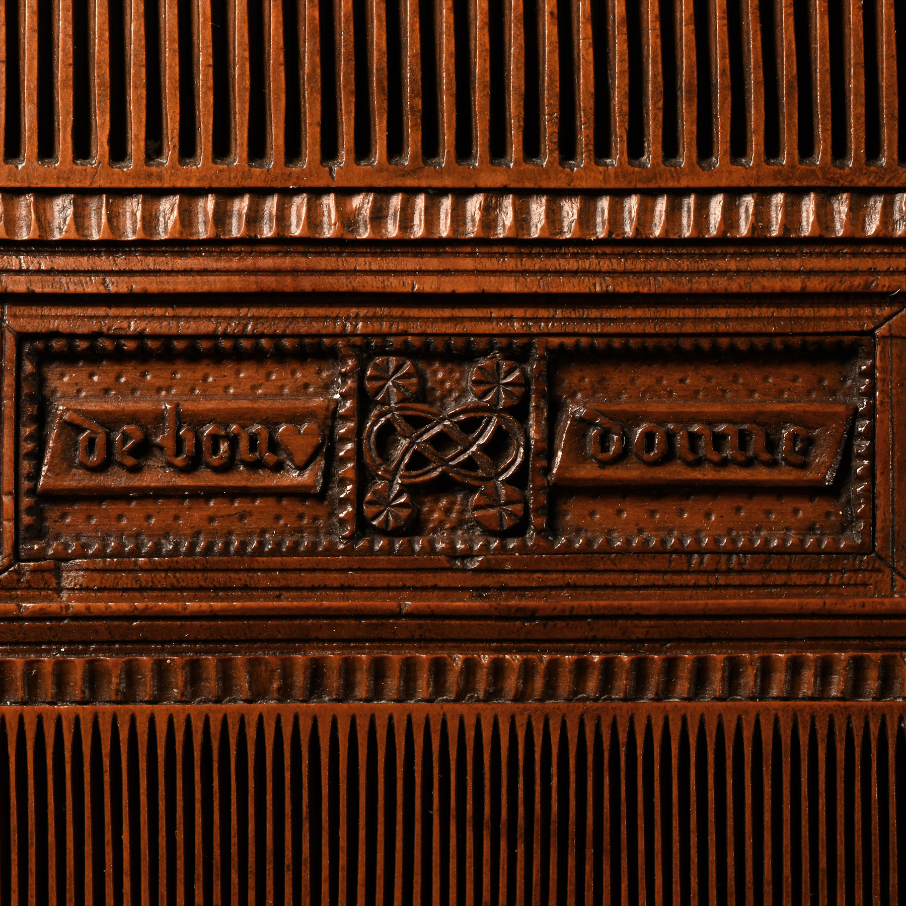 Medieval Decorated 'He who loves from the heart, gives with a good heart' Posy Boxwood Comb