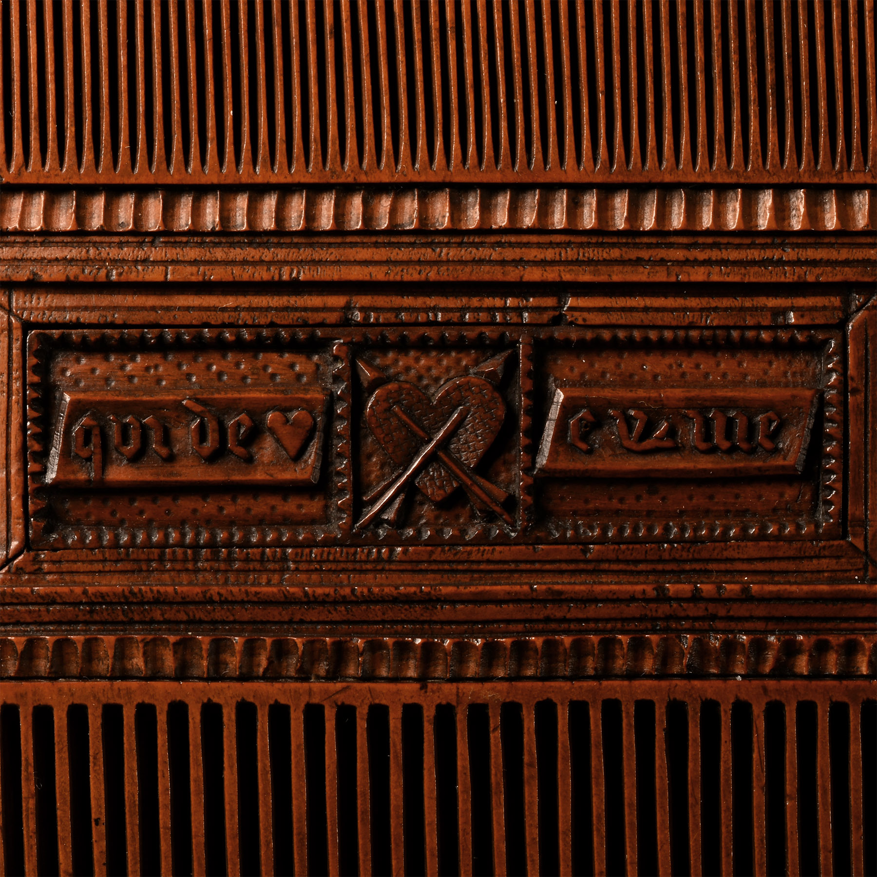 Medieval Decorated 'He who loves from the heart, gives with a good heart' Posy Boxwood Comb