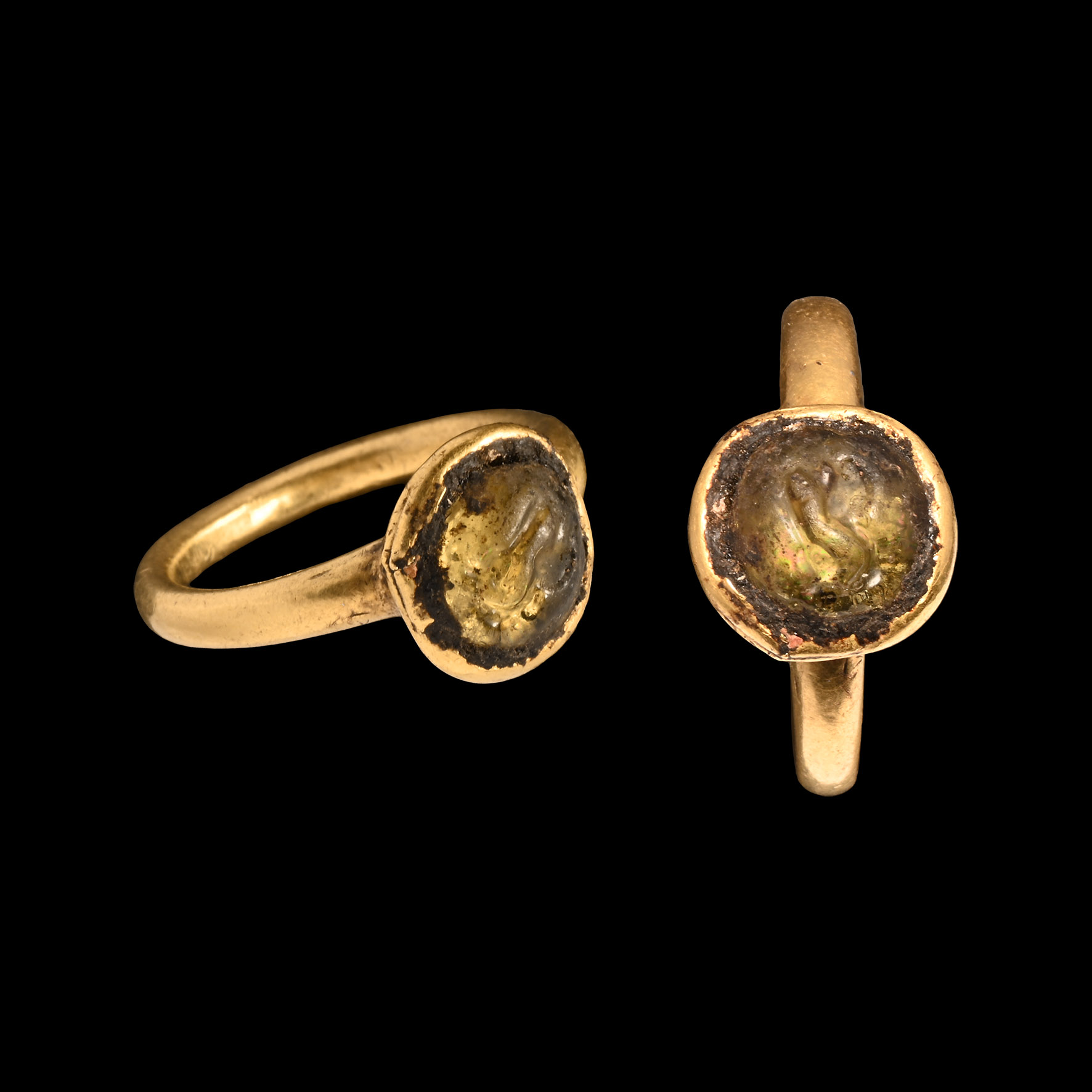 Late Roman Solid Gold Ring with Bird and Flower Gem