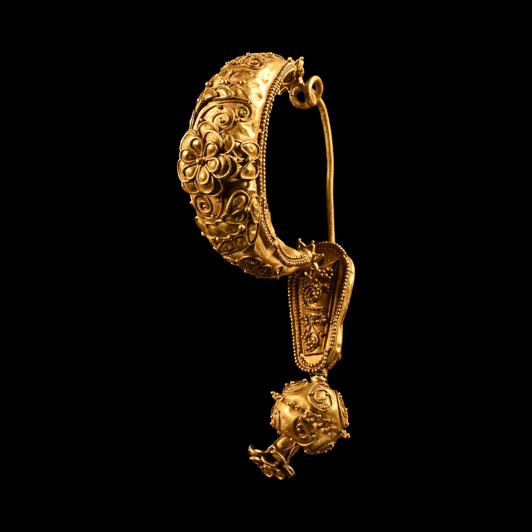 Etruscan Gold Filigree Leech Brooch