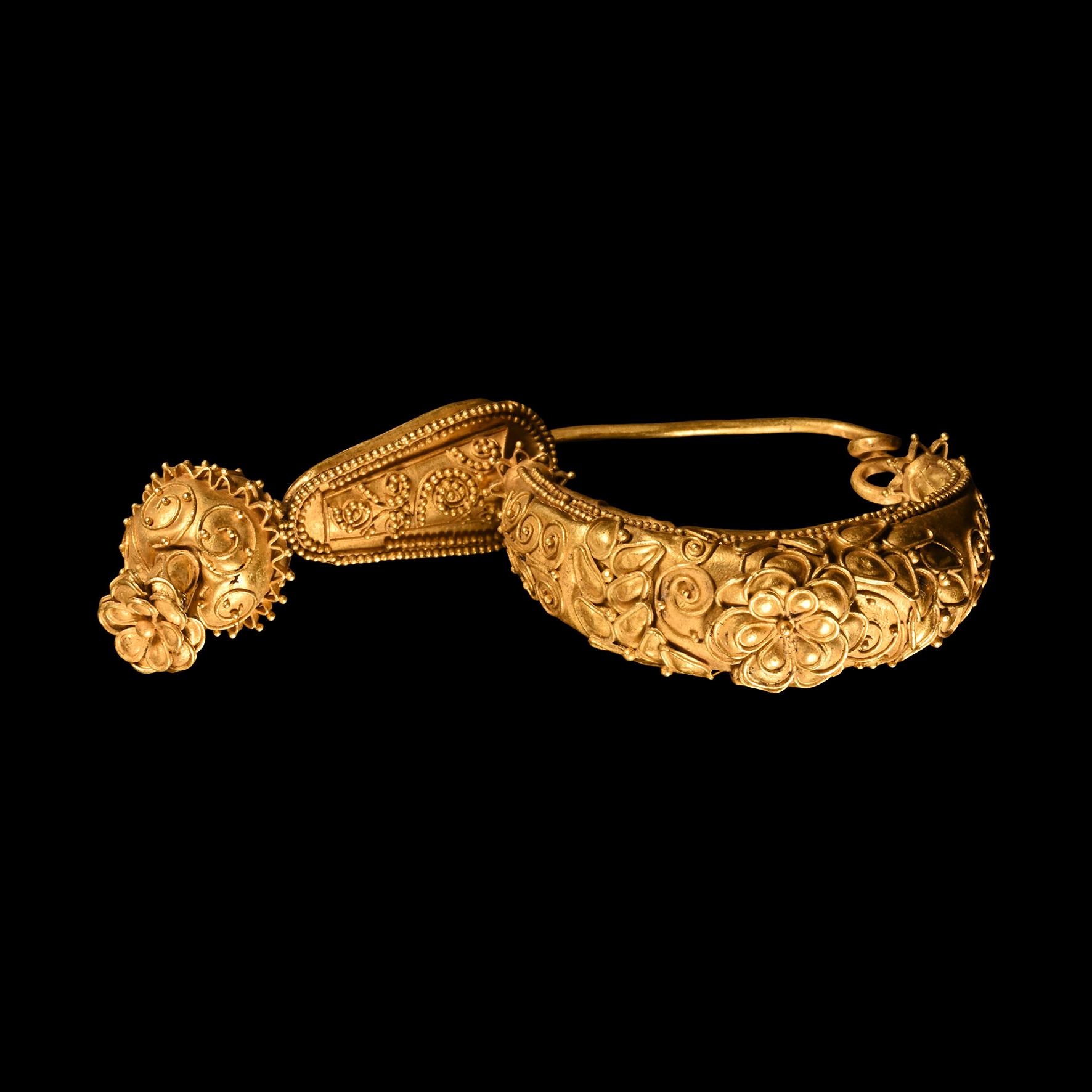 Etruscan Gold Filigree Leech Brooch