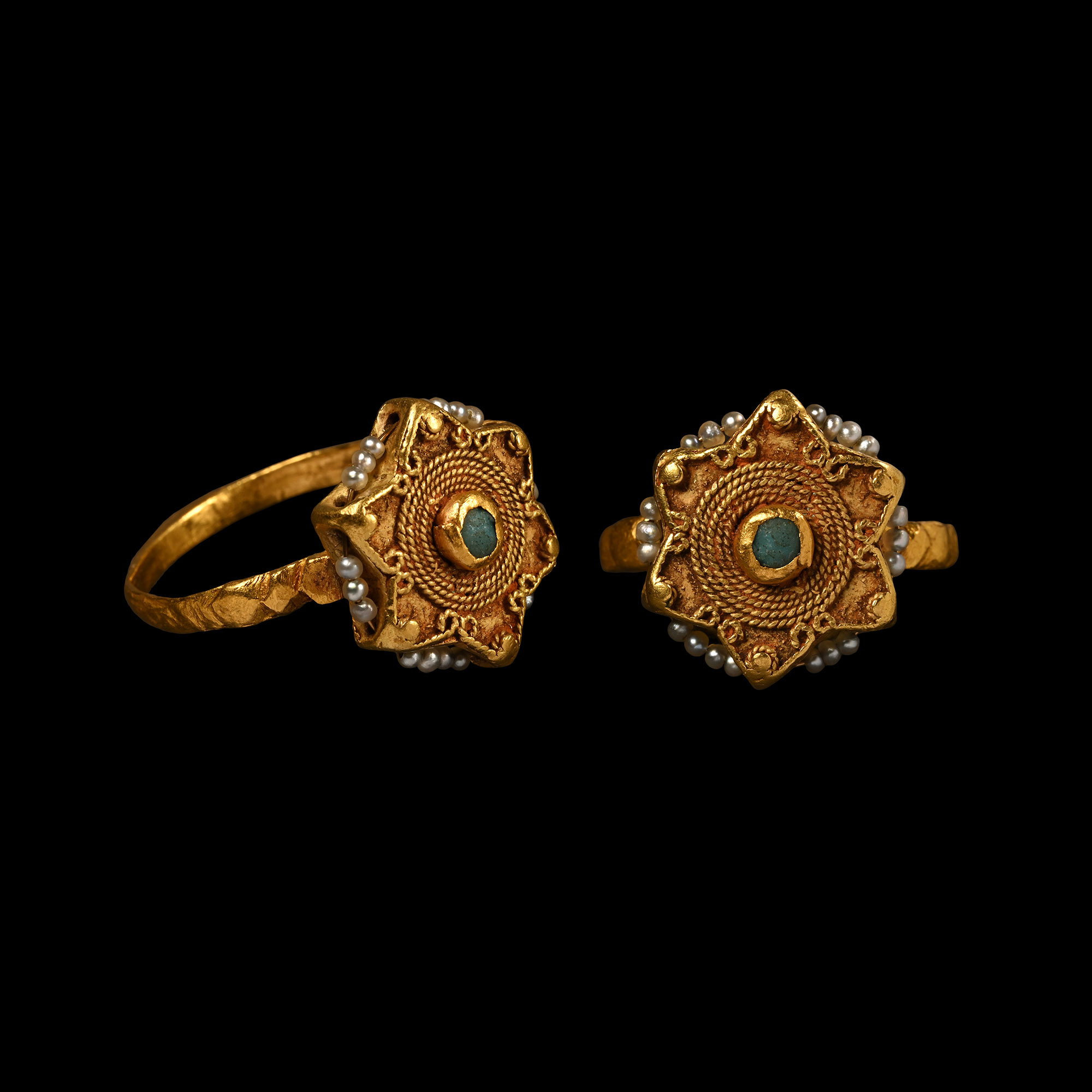 Fatamid Gold Ring with Star-Shaped Bezel with Pearls