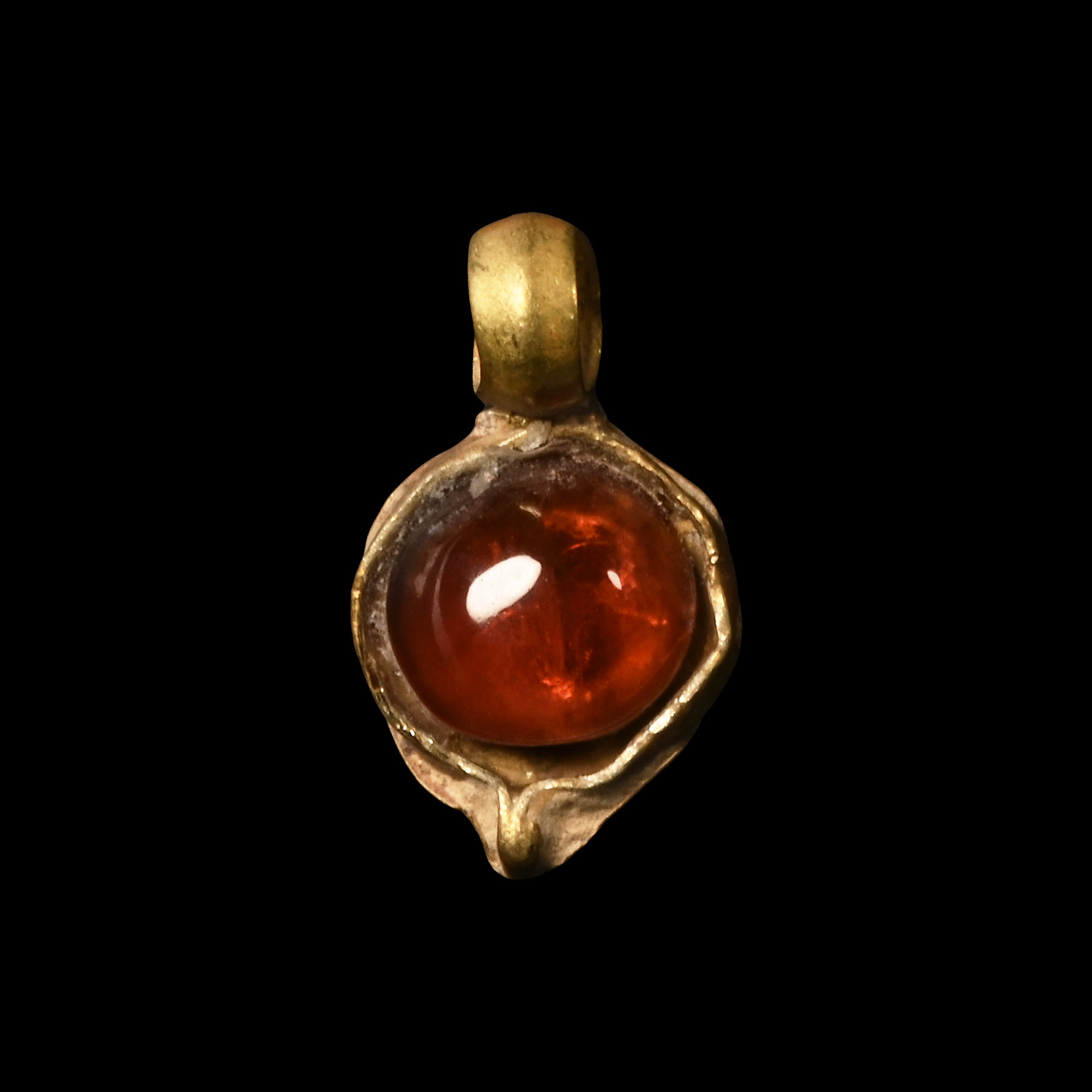Roman Gold Pendant with Cabochon Garnet