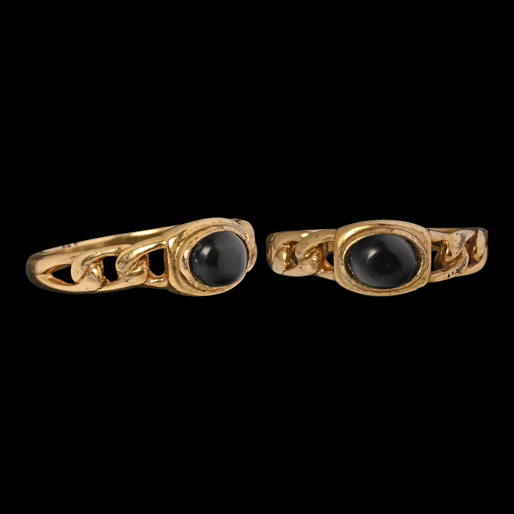 Post Medieval Gold 'Chain' Ring with Garnet Gabochon
