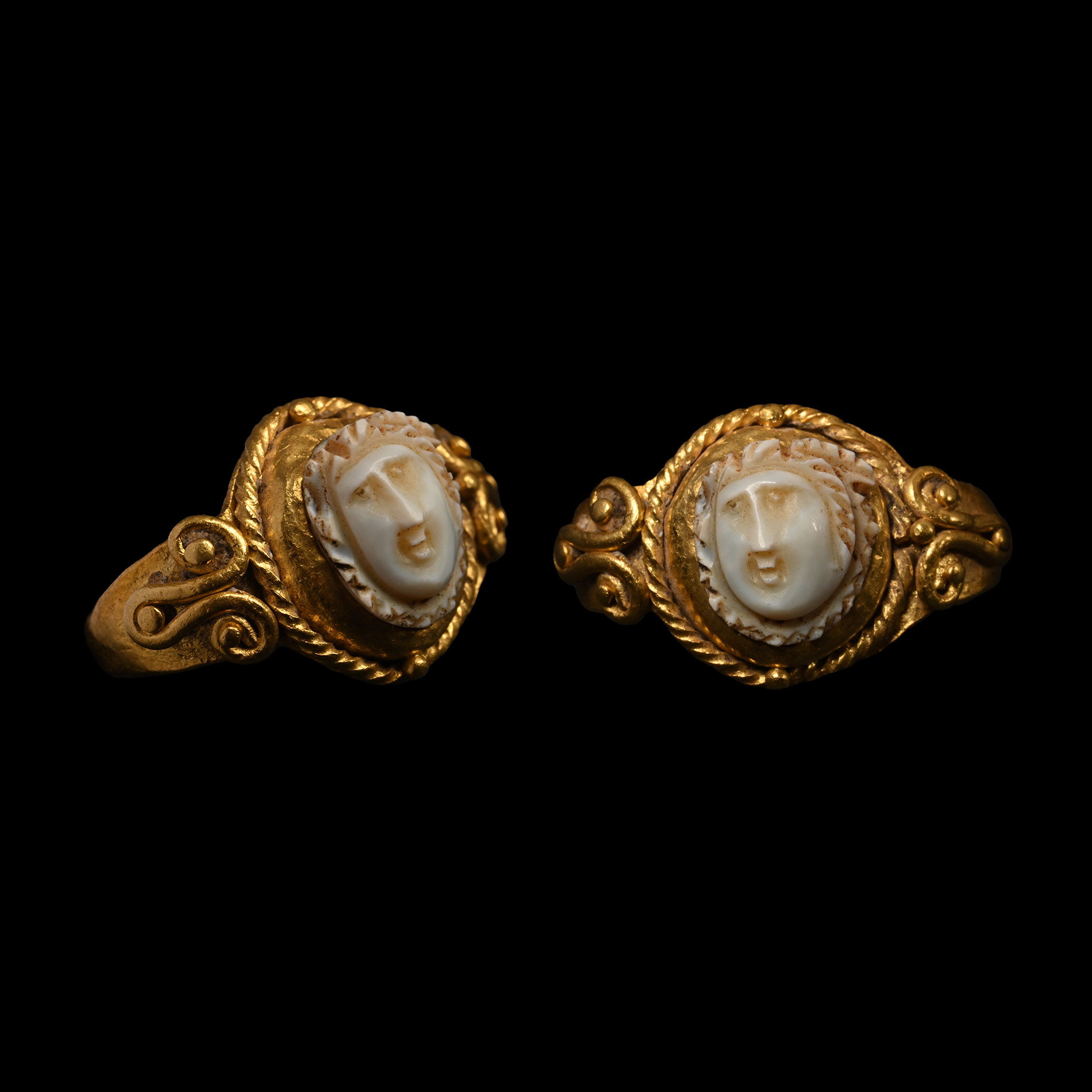 Roman Gold Ring with Medusa Cameo