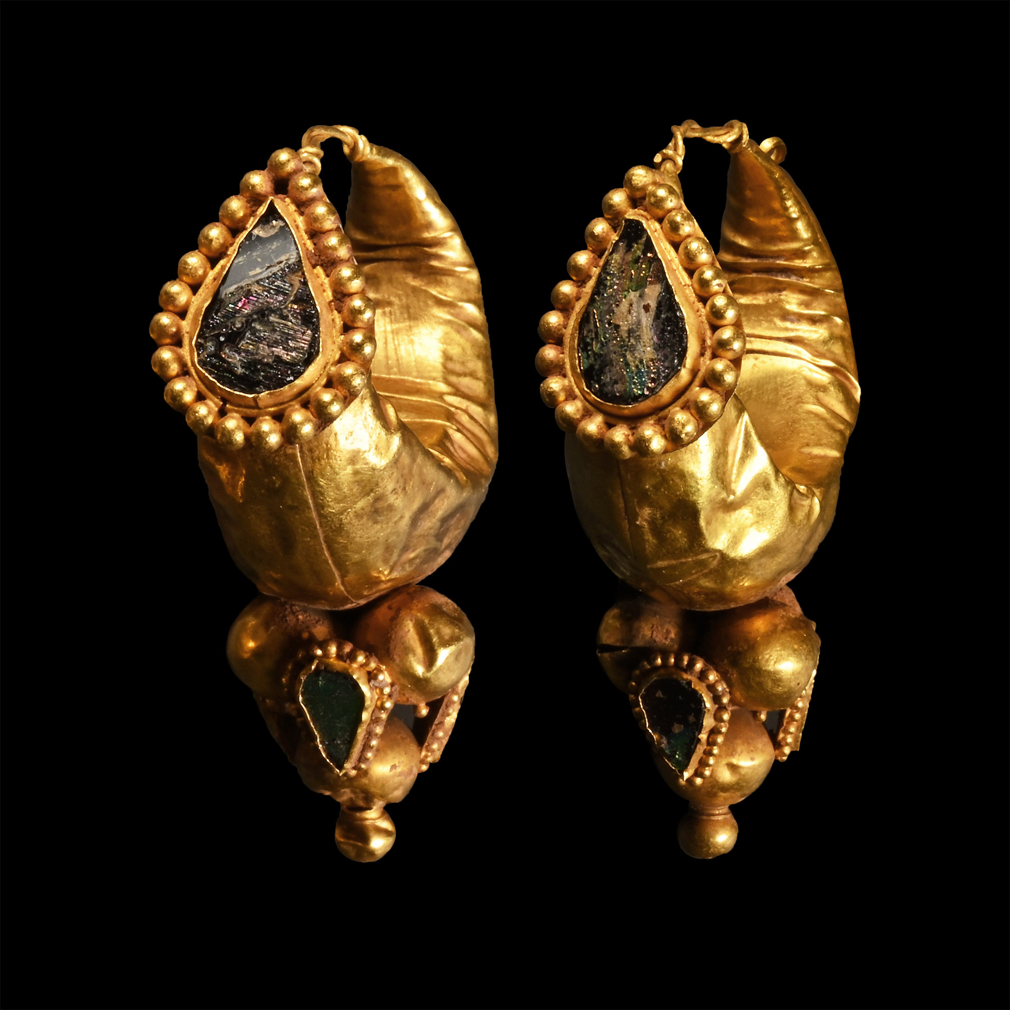 Eastern Roman Gold Earrings in the Shape of a Grape
