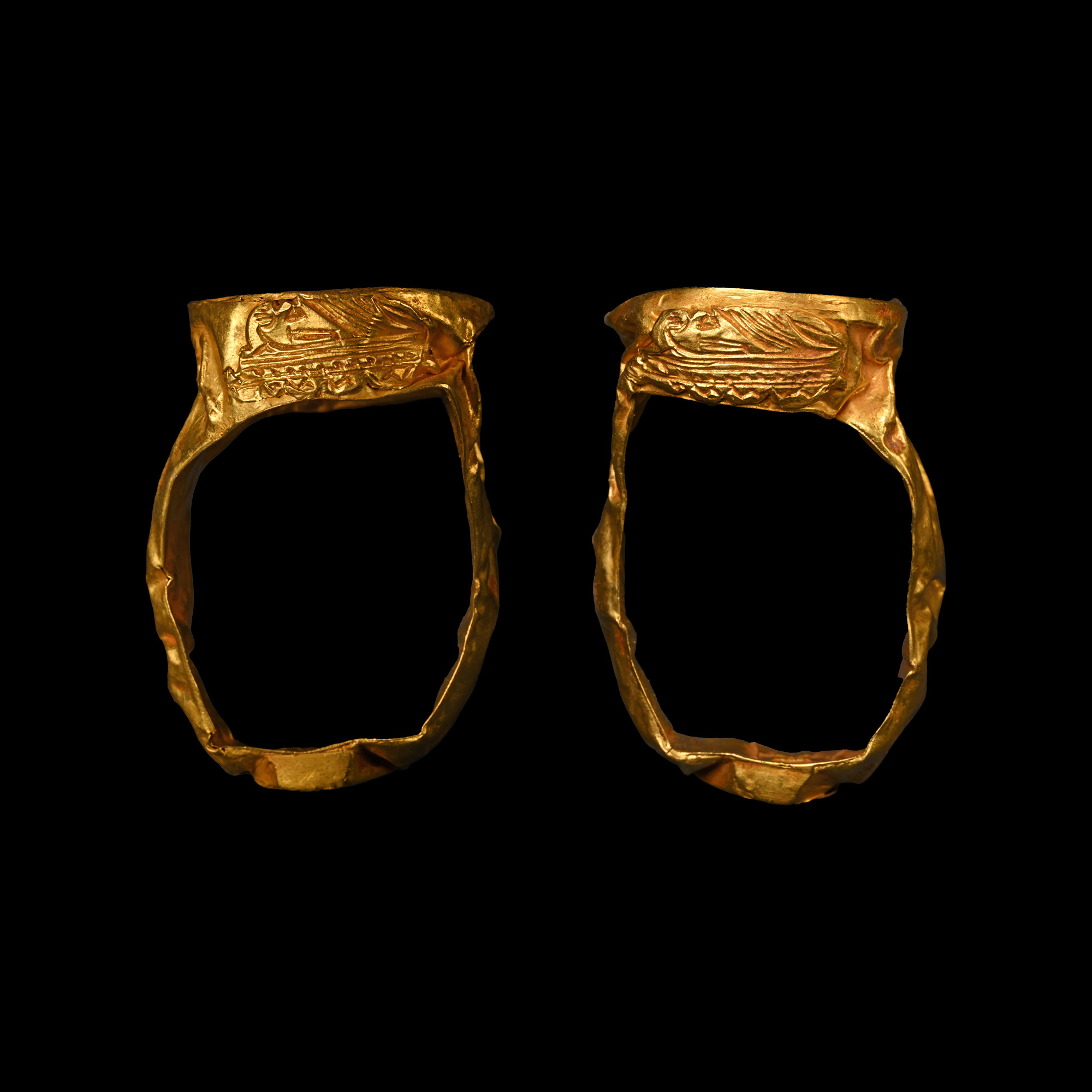 Very Large Roman Gold Ring with Engraved Head of the God Neptune and Warships