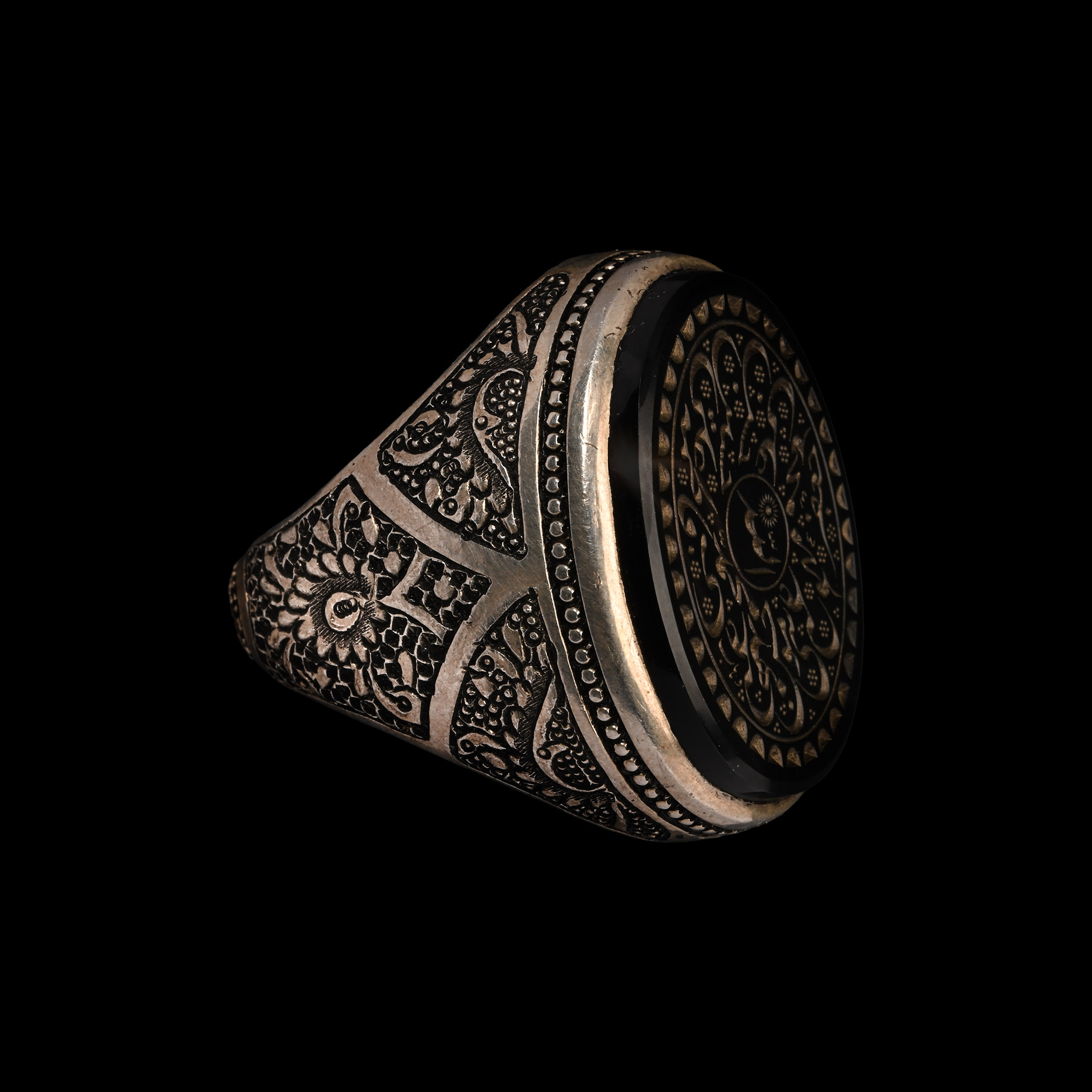 Large Western Asiatic Silver-Coloured Metal Ring with Agate Calligraphic Gemstone