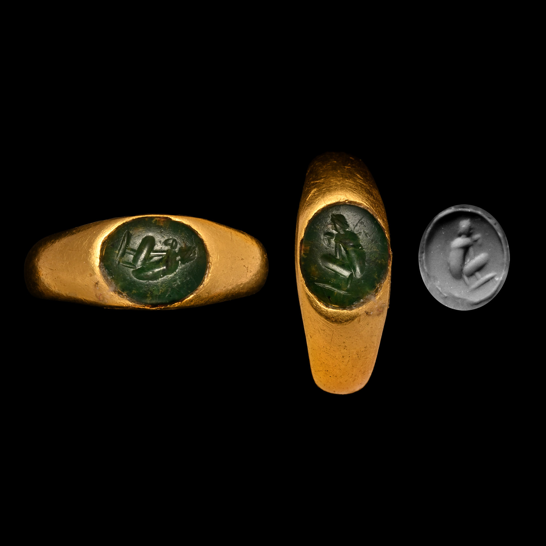 Roman Gold Ring with Green Quartz Gemstone of a Crouching Figure