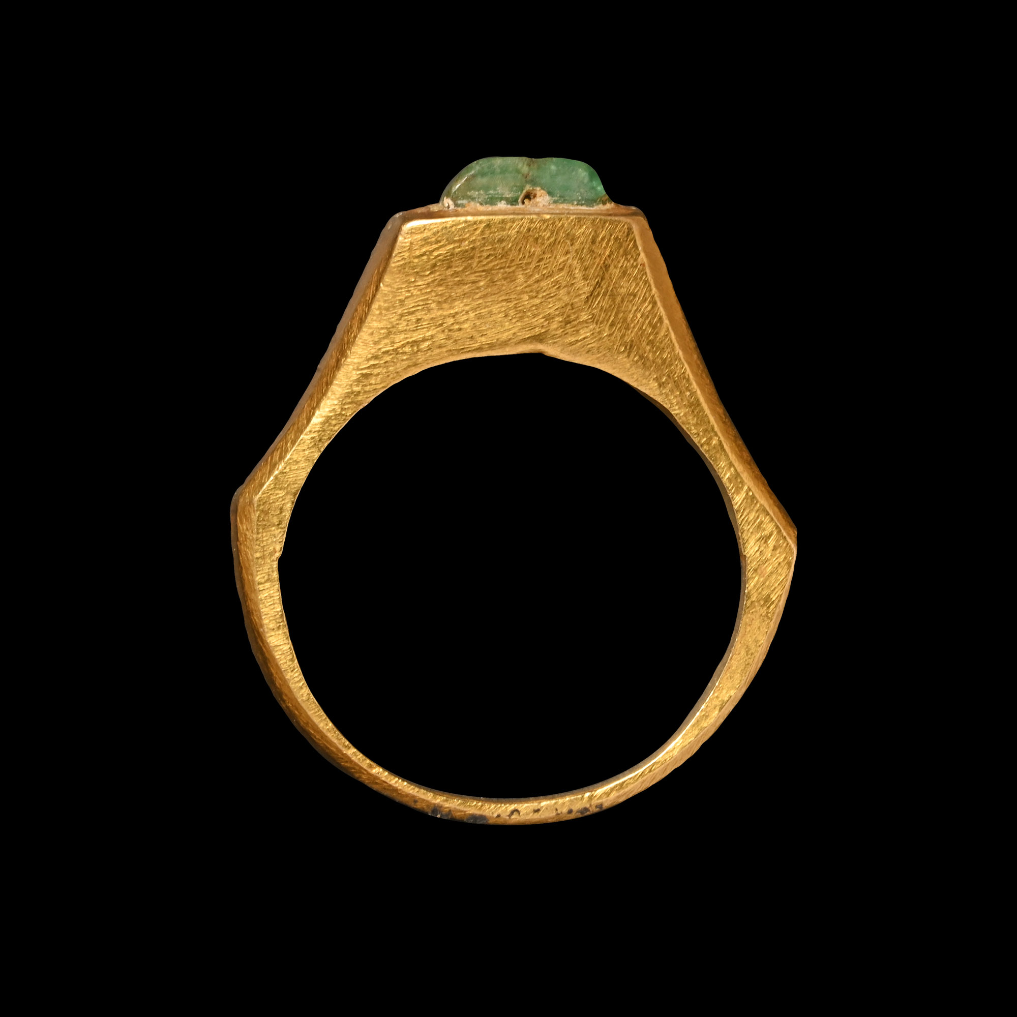 Roman Gold Ring with Emerald Gemstone