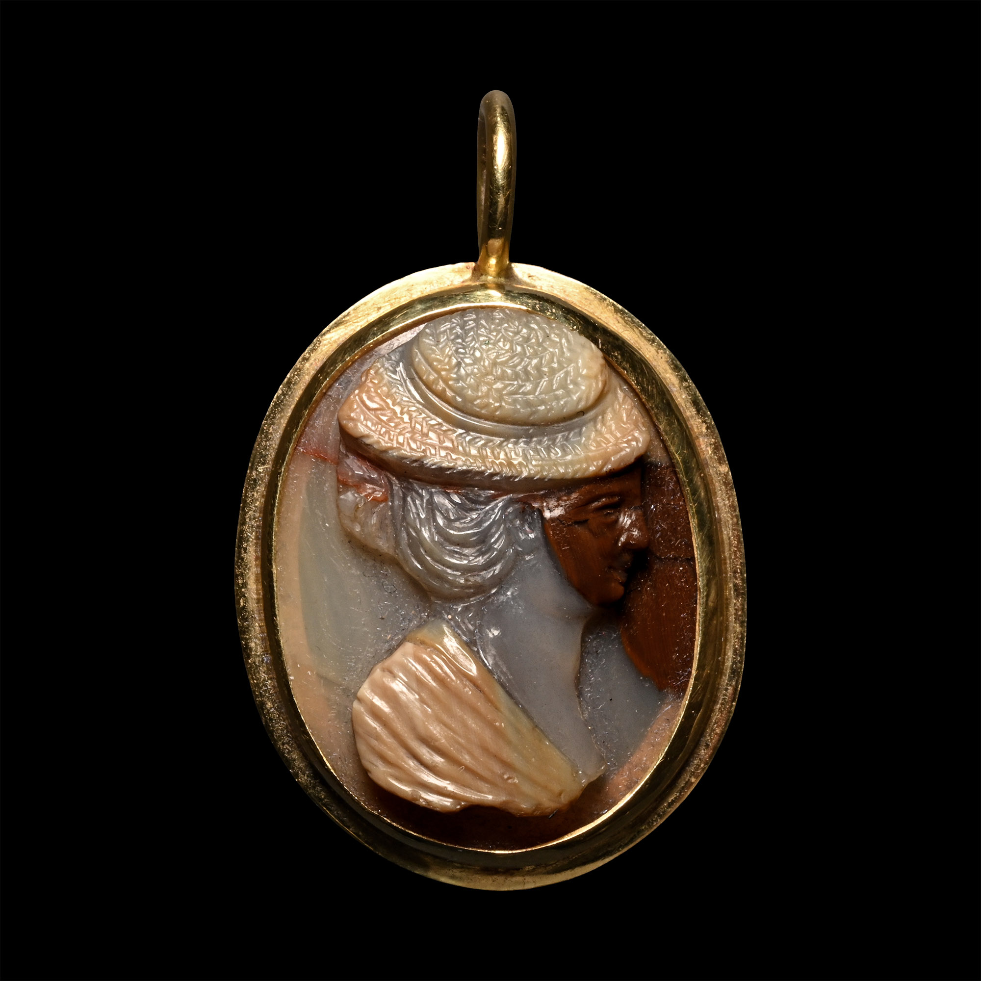 Post Medieval Agate Cameo of a Lady in Gold Pendant