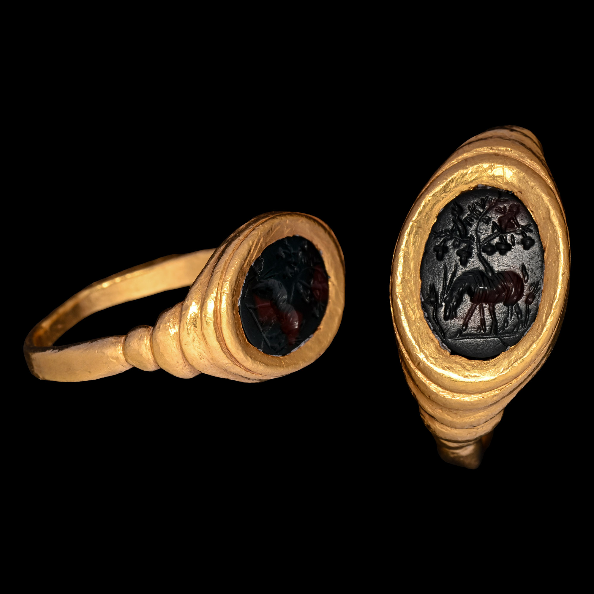 Roman Heliotrope Gemstone with Ibex and Two Erotes in Gold Ring
