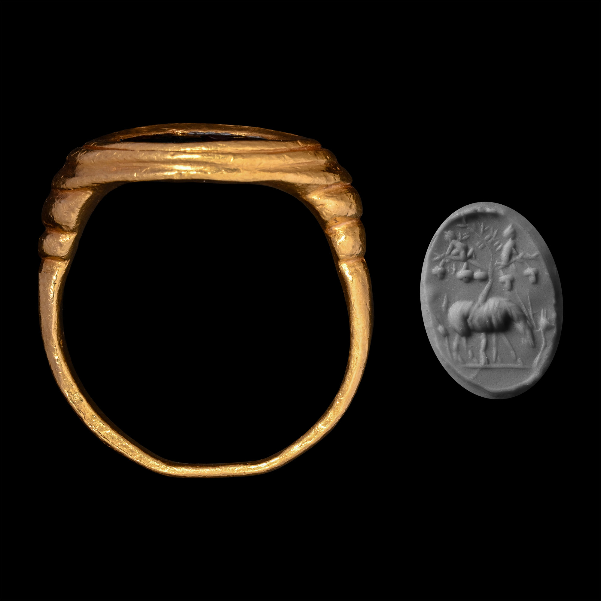 Roman Heliotrope Gemstone with Ibex and Two Erotes in Gold Ring