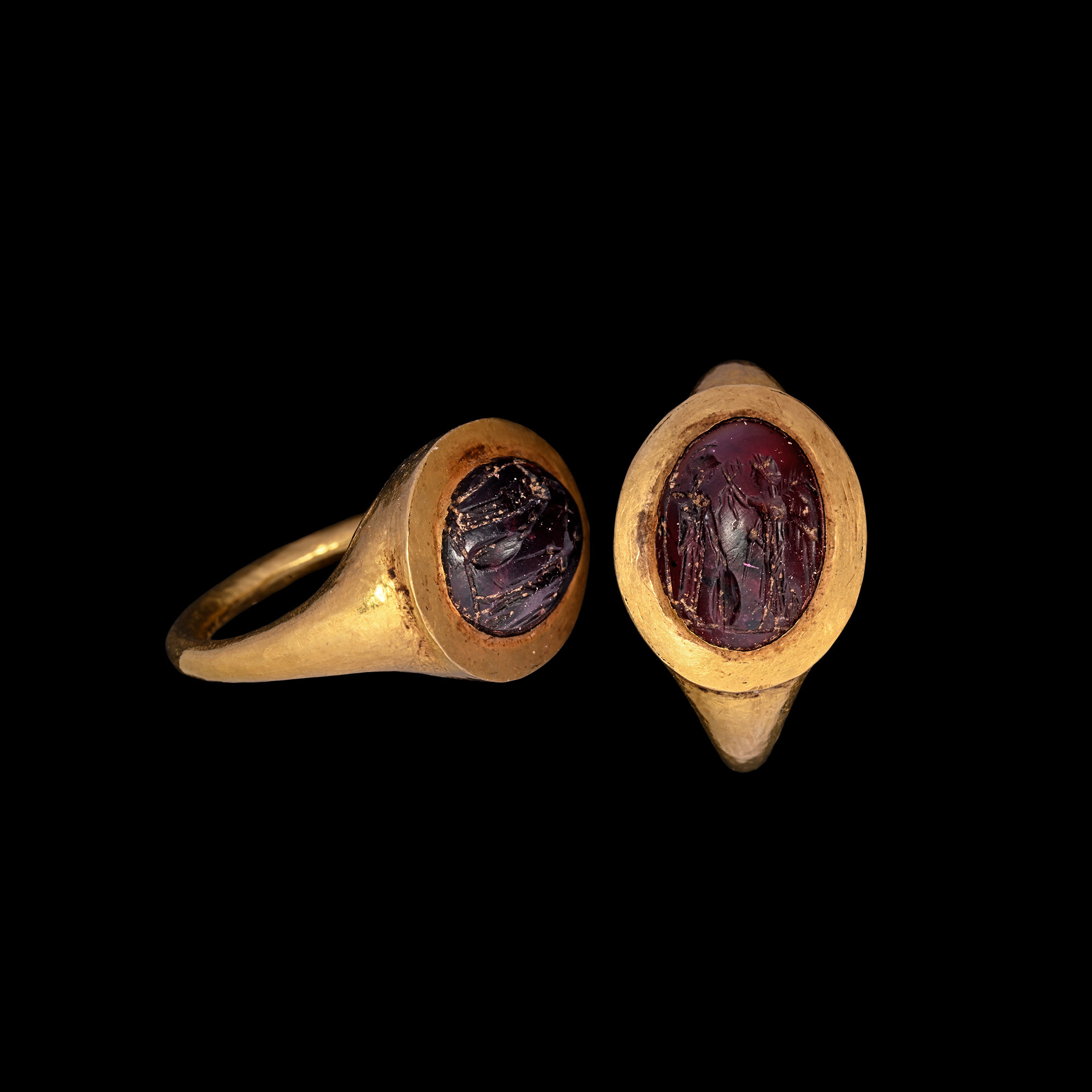 Roman Gold Ring with Cabochon Garnet Gemstone with the Goddesses Athena and Nike