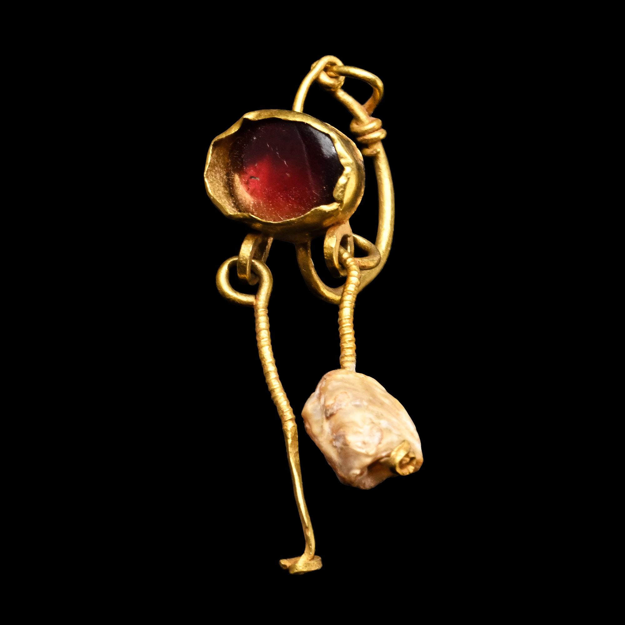 Roman Gold Earring with Garnet