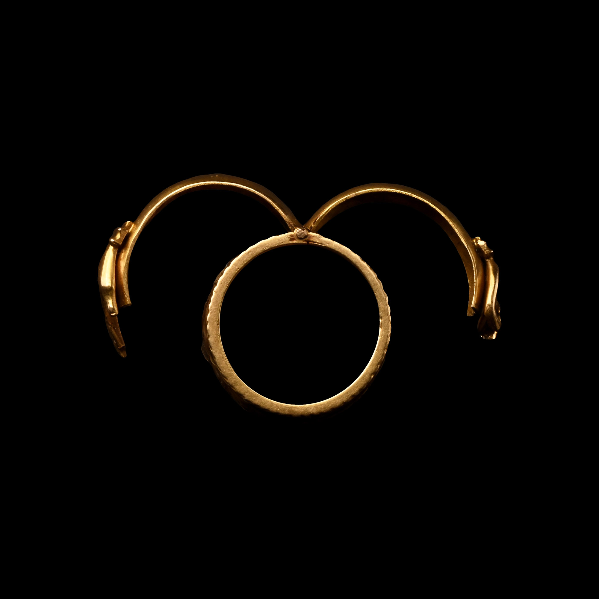 Georgian Gold Mourning Ring with Opening Clasped Hands