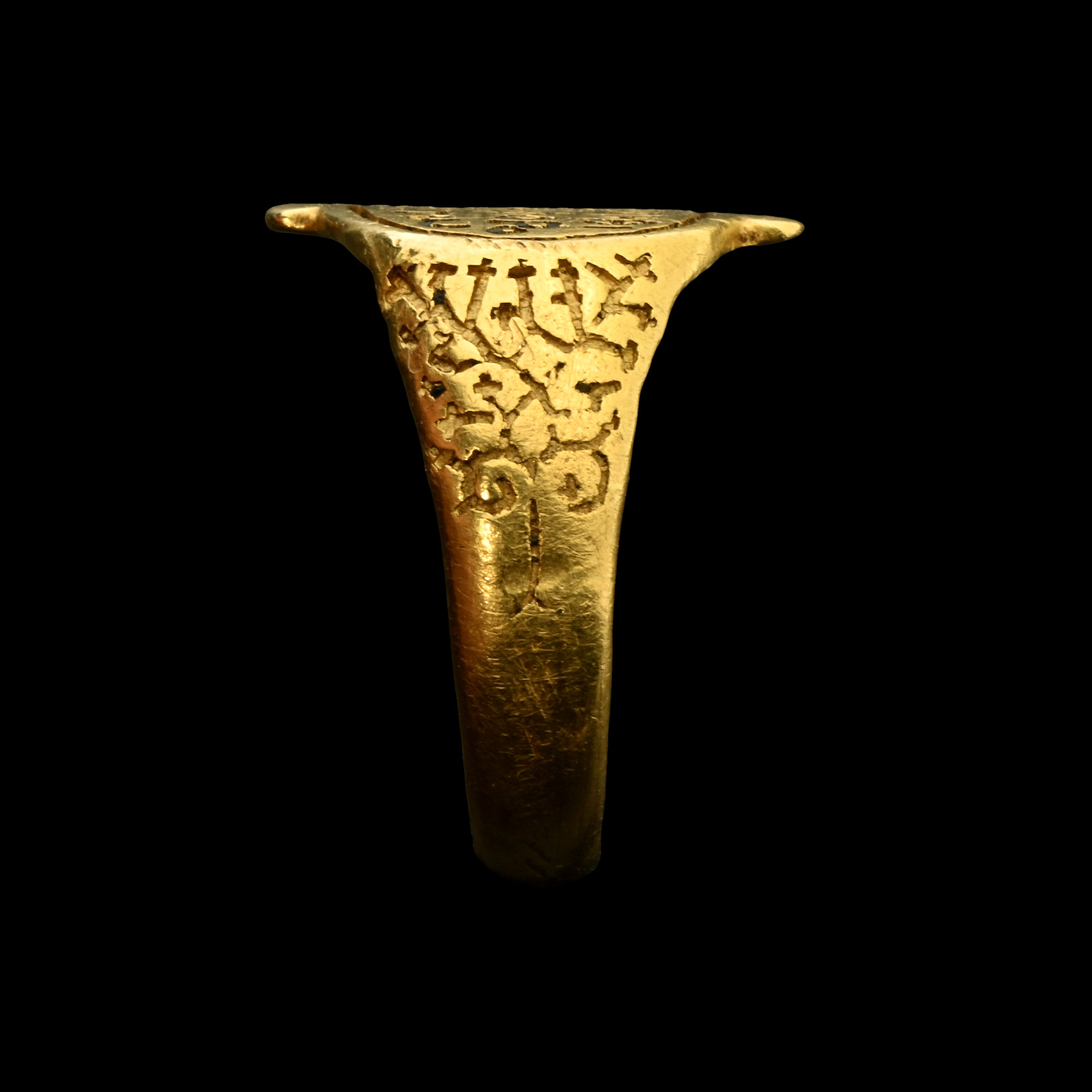 Veneto-Byzantine Gold Ring with 'God Help the Wearer' Inscription