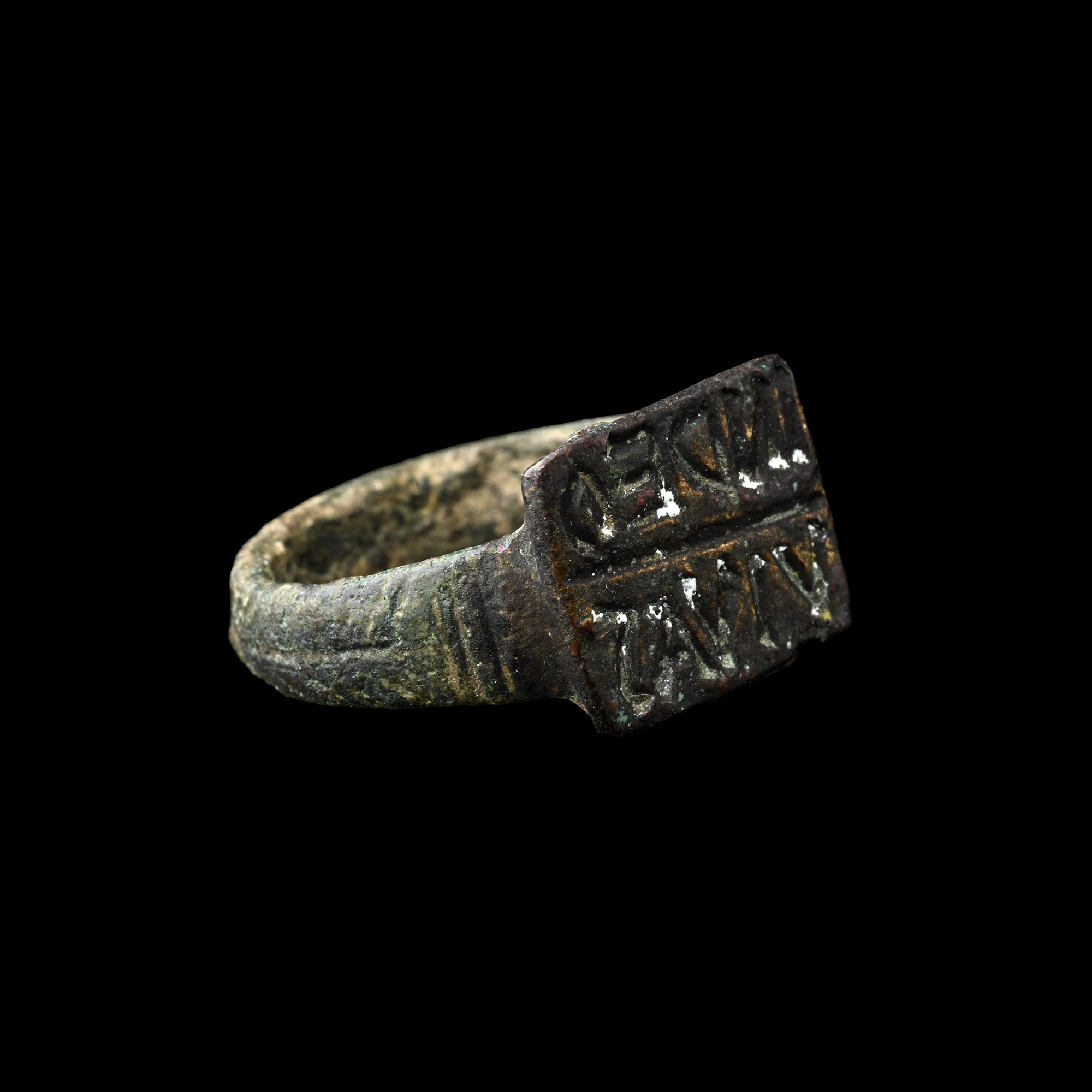Medieval Bronze Signet Ring with 'IN DEO VIVAS' Inscription