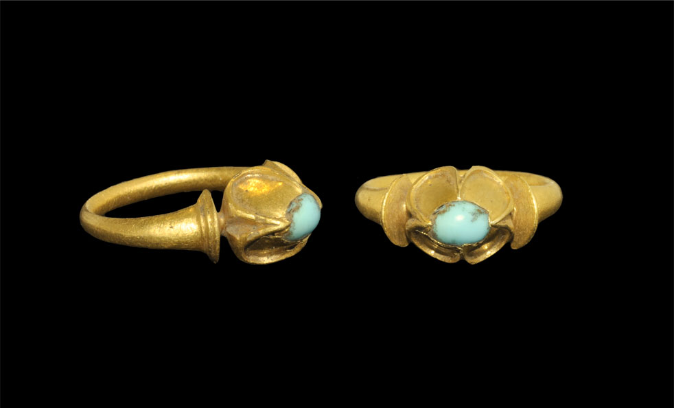 Post Medieval Gold Decorated Ring