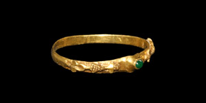 Medieval Gold and Emerald Ring with Decorated Shoulders