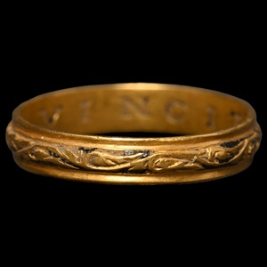 Tudor Gold +Amor Vincit Decorated Posy Ring