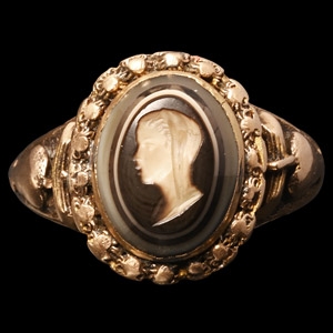 Victorian Gold Ring with Portrait Gemstone