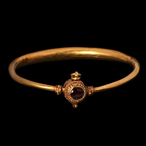 Western Asiatic Gold Hinged Bracelet with Garnet