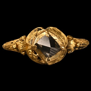 Elizabethan Gold Ring with Diamond Crystal