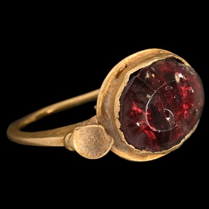 Sassanian Gold Ring with Garnet Gemstone