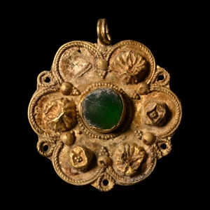 Large Roman Gold Pendant with Cabochon