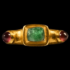 Late Eastern Roman Gold Ring with Emerald and Garnets