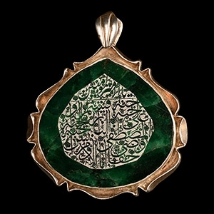 Calligraphic Emerald Gem in Silver-Coloured Metal Pendant