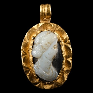 Roman Gold Pendant with Cameo
