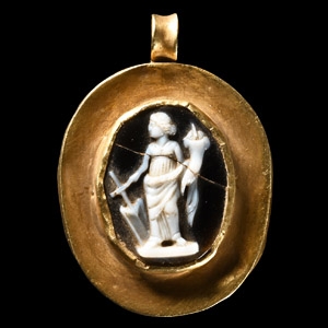 Roman Gold Pendant with Fortuna Cameo