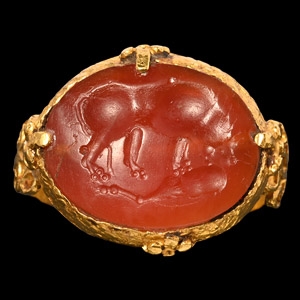 Western Asiatic Gold Ring with Boar Gemstone