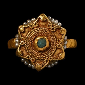 Fatamid Gold Ring with Star-Shaped Bezel with Pearls