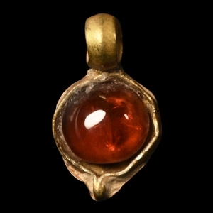 Roman Gold Pendant with Cabochon Garnet