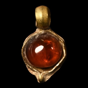 Gold Pendant with Cabochon Garnet