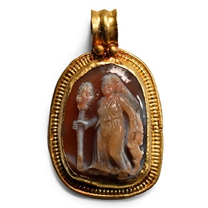 Gold Pendant with Hera Gemstone