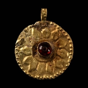Hellenistic Floral Gold Pendant with Garnet