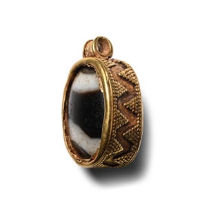 Gold Pendant with Agate Scaraboid