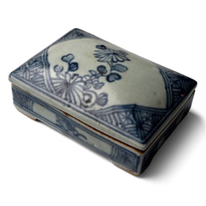 Chinese Blue and White Painted Lidded Box with Translated Internal Text