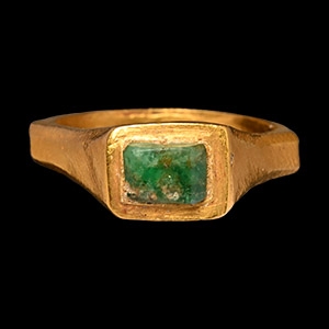 Roman Gold Ring with Emerald Gemstone