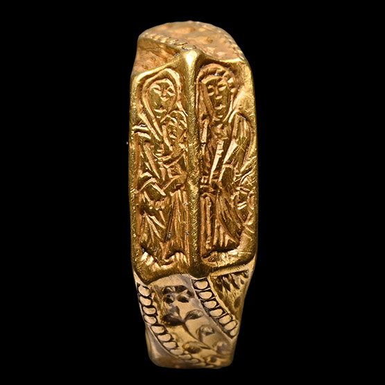Medieval Iconographic Gold Ring with Mary, Jesus and Saint Catherine