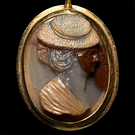 Post Medieval Agate Cameo of a Lady in Gold Pendant